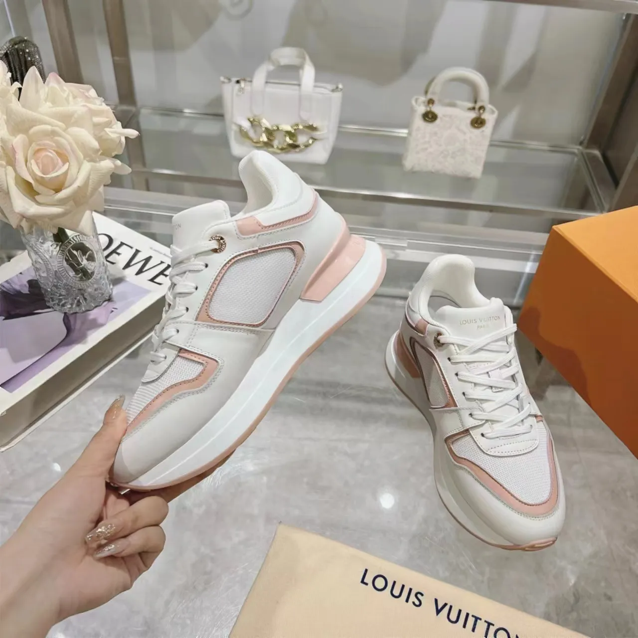 [L Family] P: 760💰Size 35-42 for women, 39-46 for men, (41.42 for women, 45.46 for men, customized) .LV Donkey Brand 🔥🔥LOUIS VUITTON Louis Vuitton's official website synchronizes the 2025 autumn and winter couple's models, which are now on the market, this Neo Run Away sneakers are inspired by running shoes, integrating LV's iconic must-have shoes into the trend. This version is a 1:1 replica of the original version. It is made of two-tone calfskin to highlight its simple lines and unique wedge outsole. Key details include the LV initials on the side and an engraved gold heel stabilizer on the back plus a 2cm hidden insole.